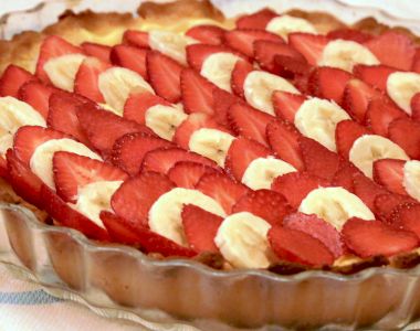 Tarta cu capsuni si banane