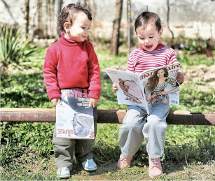 Mici amatoare de reviste glossy