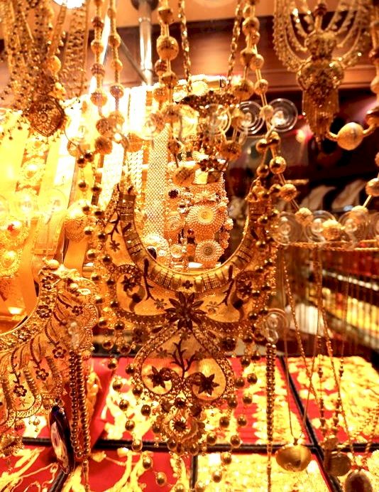 Aur in Istanbul: bratari, coliere, chiar si curele din aur