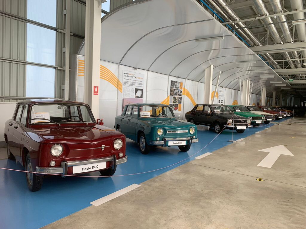 Expoziție de mașini Dacia în Centrul Tehnic de la Titu